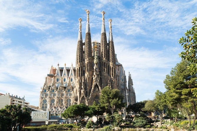 Sagrada Familia English Guided Tour & Optional Tower Access 