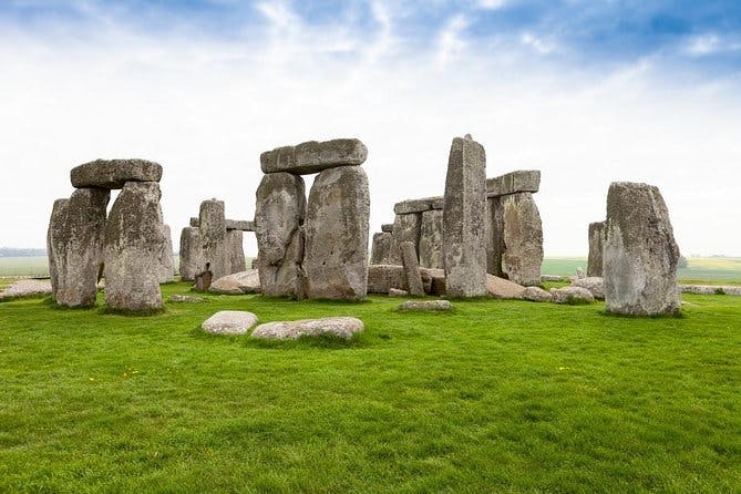 Stonehenge, Windsor Castle and Bath with Pub Lunch in Lacock 