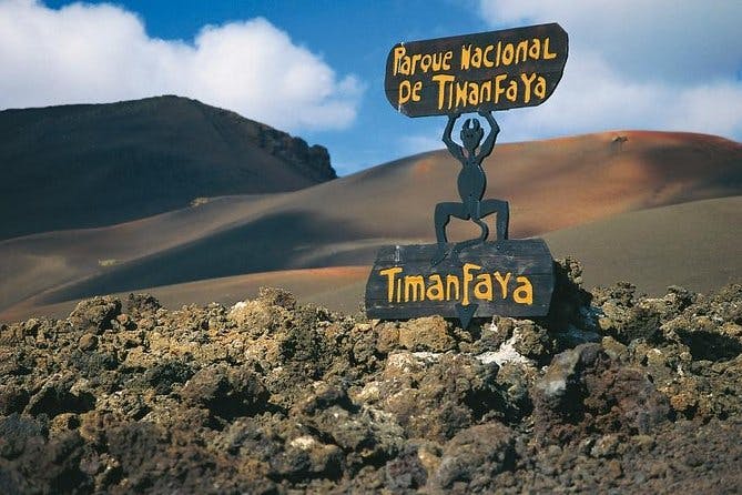 Guided tour: Timanfaya National Park and La Geria with pick-up