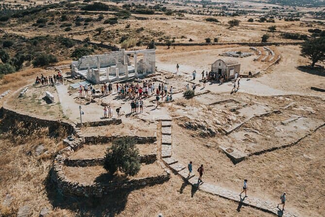 Naxos Highlights Bus Tour with Free Time for Lunch at Apeiranthos